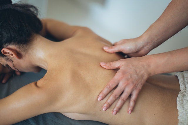 mujer Masajes descontracturantes